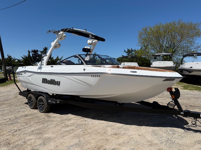 2025 Malibu 23 LSV Icon